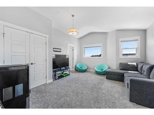 601 Muirfield Crescent, Lyalta, AB - Indoor Photo Showing Living Room