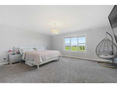 601 Muirfield Crescent, Lyalta, AB - Indoor Photo Showing Bedroom