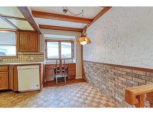 1148 105 Avenue Sw, Calgary, AB - Indoor Photo Showing Living Room