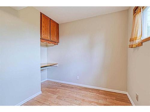 1148 105 Avenue Sw, Calgary, AB - Indoor Photo Showing Kitchen