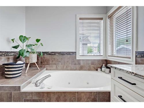 14 Sierra Vista Terrace Sw, Calgary, AB - Indoor Photo Showing Bathroom