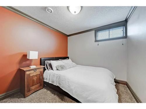 14 Sierra Vista Terrace Sw, Calgary, AB - Indoor Photo Showing Bedroom