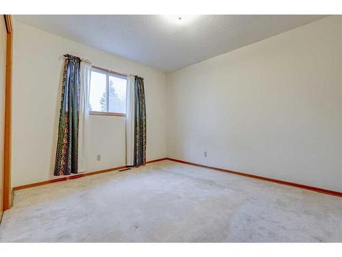 1426 105 Avenue Sw, Calgary, AB - Indoor Photo Showing Other Room