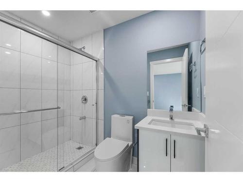 1940 Cottonwood Crescent Se, Calgary, AB - Indoor Photo Showing Bathroom