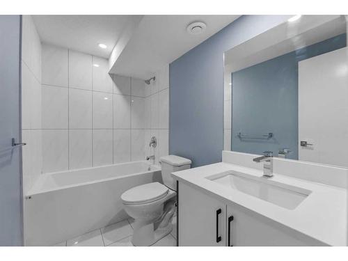 1940 Cottonwood Crescent Se, Calgary, AB - Indoor Photo Showing Bathroom