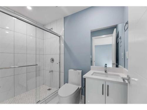 1940 Cottonwood Crescent Se, Calgary, AB - Indoor Photo Showing Bathroom