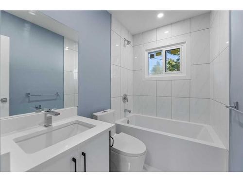 1940 Cottonwood Crescent Se, Calgary, AB - Indoor Photo Showing Bathroom