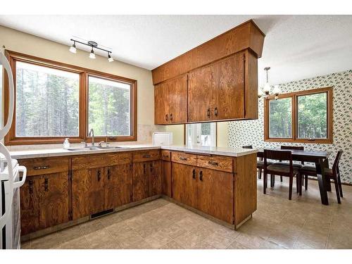 370100 272 Street West, Rural Foothills County, AB - Indoor Photo Showing Kitchen