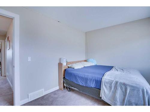 33 Redstone Villas Ne, Calgary, AB - Indoor Photo Showing Bedroom