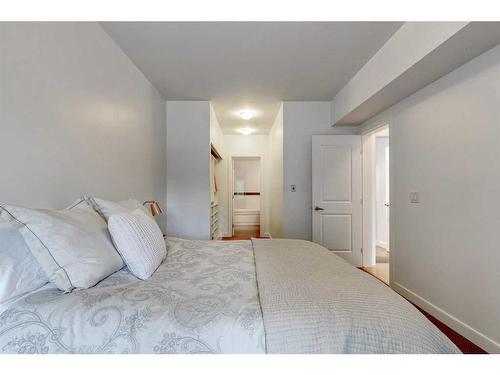 205-540 34 Street Nw, Calgary, AB - Indoor Photo Showing Bedroom