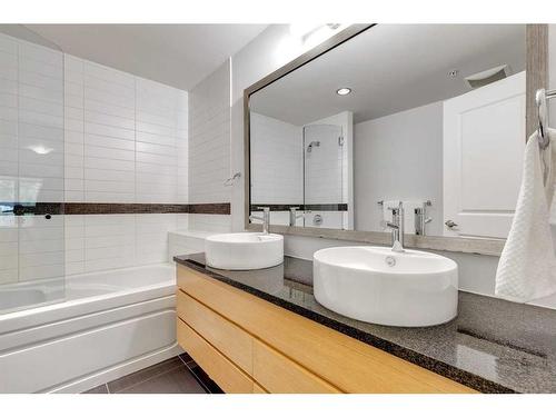 205-540 34 Street Nw, Calgary, AB - Indoor Photo Showing Bathroom