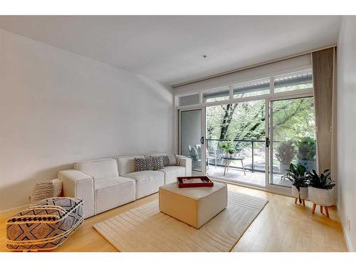 205-540 34 Street Nw, Calgary, AB - Indoor Photo Showing Living Room