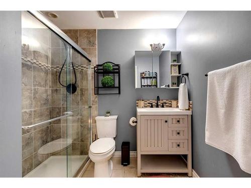 216 Quarry Park Boulevard Se, Calgary, AB - Indoor Photo Showing Bathroom