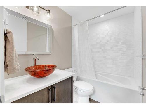 2635 29 Street Sw, Calgary, AB - Indoor Photo Showing Bathroom
