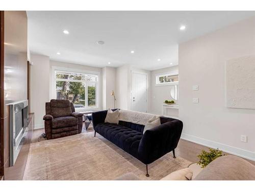 2635 29 Street Sw, Calgary, AB - Indoor Photo Showing Living Room