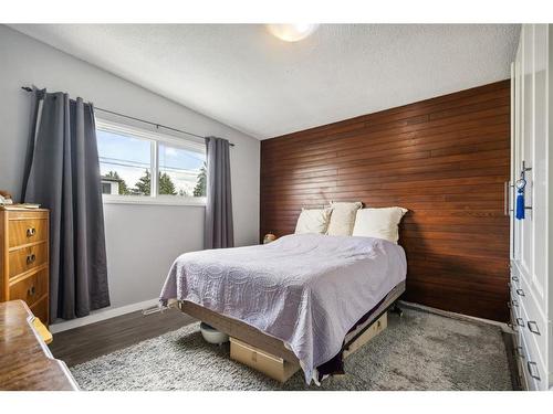 1428 45 Street Sw, Calgary, AB - Indoor Photo Showing Bedroom