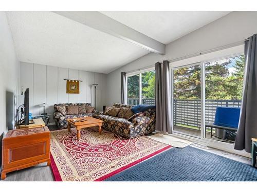 1428 45 Street Sw, Calgary, AB - Indoor Photo Showing Living Room