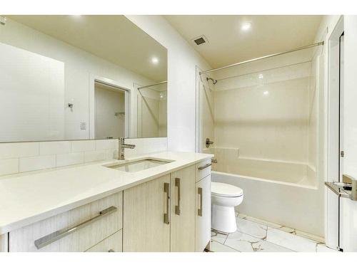 2208-681 Savanna Boulevard Ne, Calgary, AB - Indoor Photo Showing Bathroom