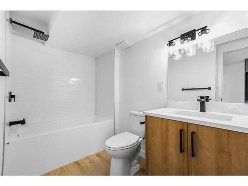 331 Maitland Crescent, Calgary, AB - Indoor Photo Showing Bathroom