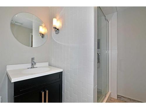 4004 3 Avenue Sw, Calgary, AB - Indoor Photo Showing Bathroom