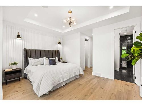 2110 Broadview Road Nw, Calgary, AB - Indoor Photo Showing Bedroom