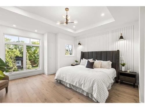 2110 Broadview Road Nw, Calgary, AB - Indoor Photo Showing Bedroom