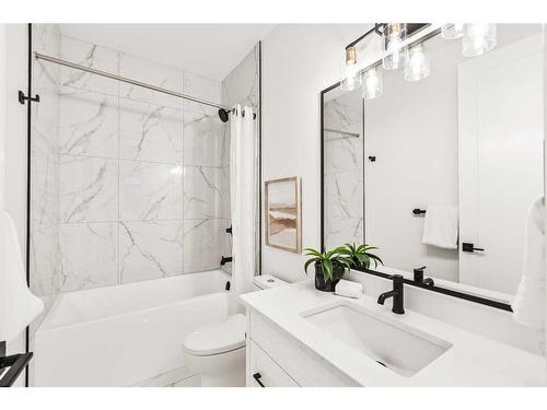 2110 Broadview Road Nw, Calgary, AB - Indoor Photo Showing Bathroom