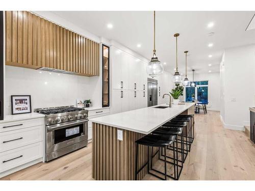 2110 Broadview Road Nw, Calgary, AB - Indoor Photo Showing Kitchen With Upgraded Kitchen