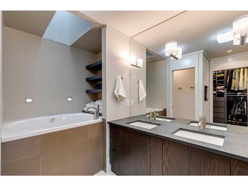 2319 16 Street Sw, Calgary, AB - Indoor Photo Showing Bathroom