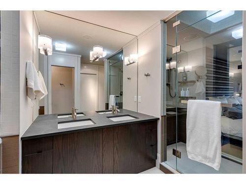 2319 16 Street Sw, Calgary, AB - Indoor Photo Showing Bathroom