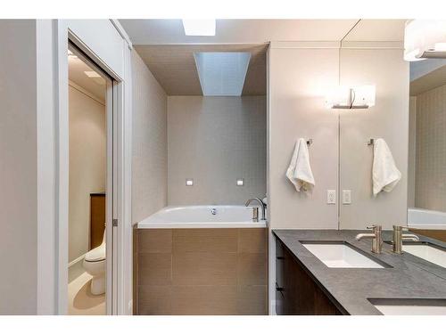2319 16 Street Sw, Calgary, AB - Indoor Photo Showing Bathroom