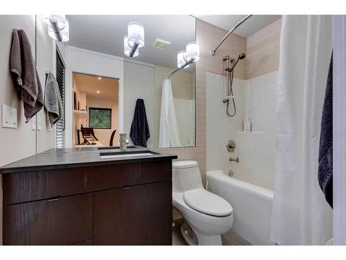 2319 16 Street Sw, Calgary, AB - Indoor Photo Showing Bathroom