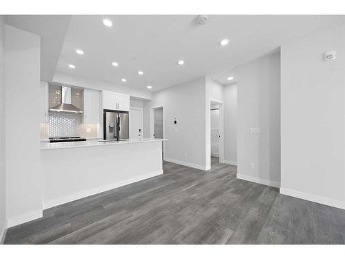 324-255 Les Jardins Park Se, Calgary, AB - Indoor Photo Showing Kitchen