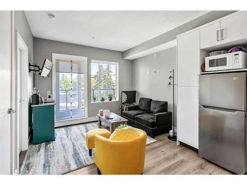 301-1521 26 Avenue Sw, Calgary, AB - Indoor Photo Showing Living Room