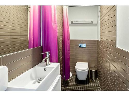 301-1521 26 Avenue Sw, Calgary, AB - Indoor Photo Showing Bathroom