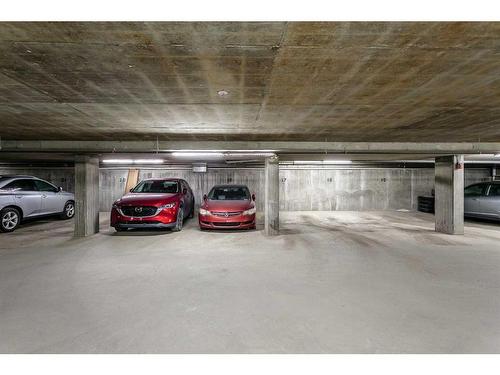 301-1521 26 Avenue Sw, Calgary, AB - Indoor Photo Showing Garage