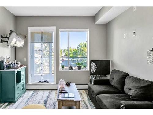 301-1521 26 Avenue Sw, Calgary, AB - Indoor Photo Showing Living Room