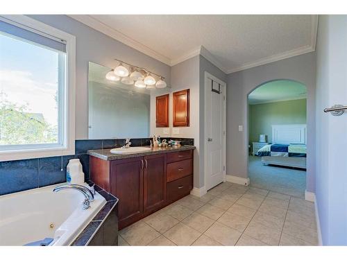 140 Royal Birch Crescent Nw, Calgary, AB - Indoor Photo Showing Bathroom