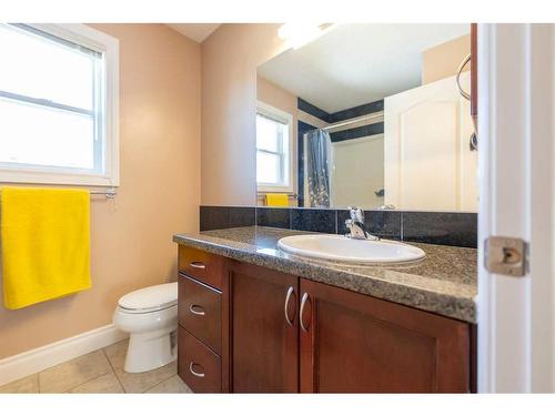 140 Royal Birch Crescent Nw, Calgary, AB - Indoor Photo Showing Bathroom
