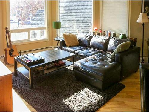 201-534 22 Avenue Sw, Calgary, AB - Indoor Photo Showing Living Room