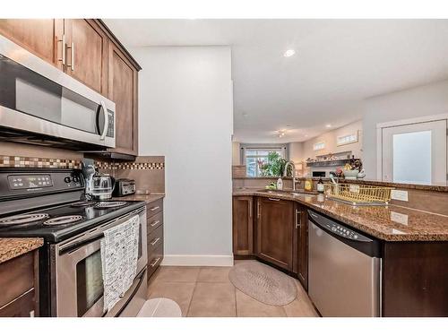 1-1621 27 Avenue Sw, Calgary, AB - Indoor Photo Showing Kitchen