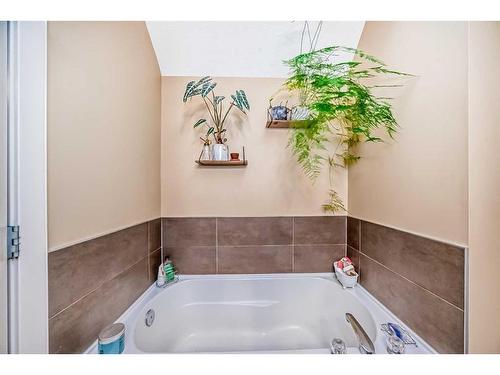 1-1621 27 Avenue Sw, Calgary, AB - Indoor Photo Showing Bathroom