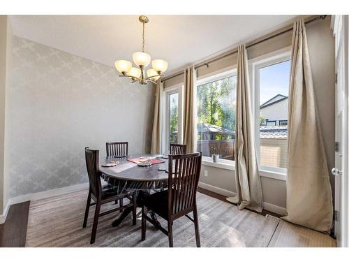 200 Evanswood Circle Nw, Calgary, AB - Indoor Photo Showing Dining Room