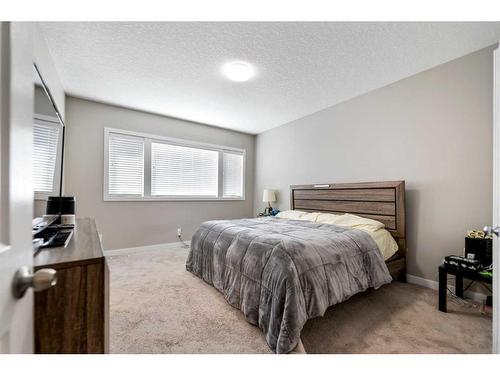 200 Evanswood Circle Nw, Calgary, AB - Indoor Photo Showing Bedroom