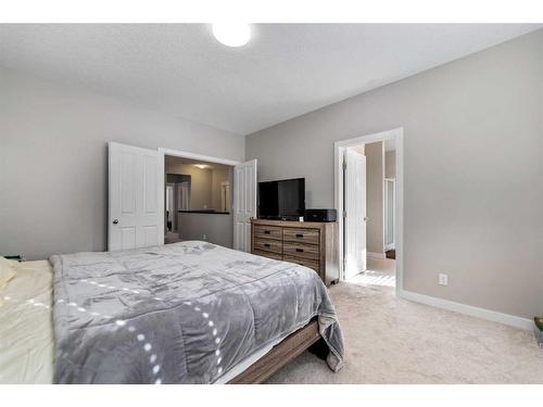 200 Evanswood Circle Nw, Calgary, AB - Indoor Photo Showing Bedroom