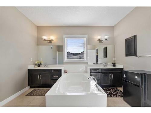 200 Evanswood Circle Nw, Calgary, AB - Indoor Photo Showing Bathroom