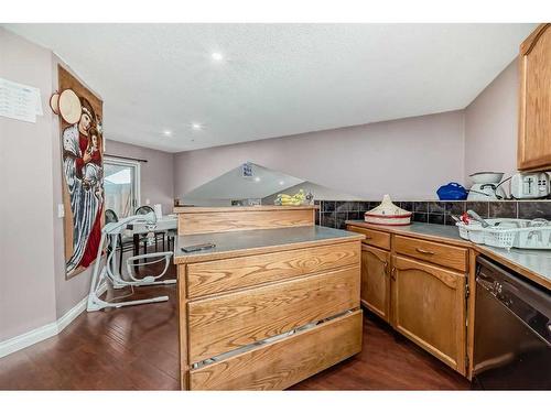 19 Hunterhorn Place Ne, Calgary, AB - Indoor Photo Showing Kitchen