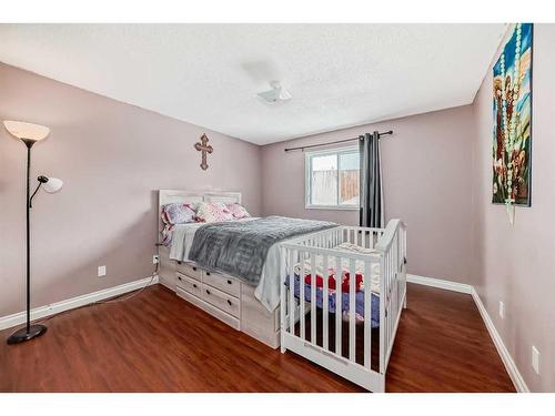 19 Hunterhorn Place Ne, Calgary, AB - Indoor Photo Showing Bedroom