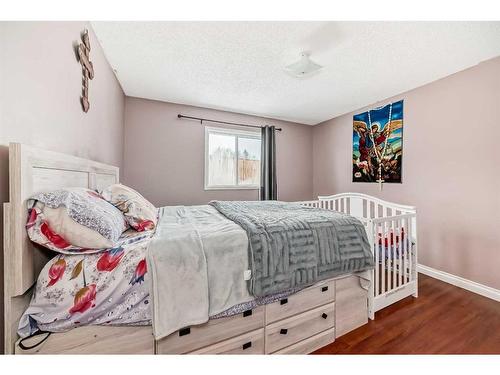 19 Hunterhorn Place Ne, Calgary, AB - Indoor Photo Showing Bedroom