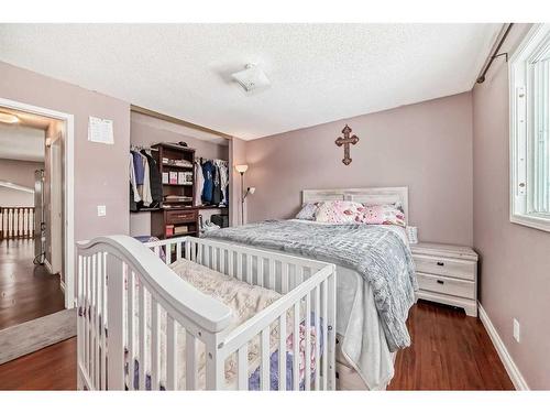 19 Hunterhorn Place Ne, Calgary, AB - Indoor Photo Showing Bedroom